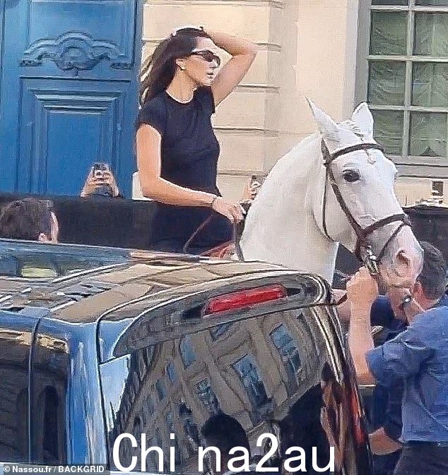 该模特被分配一匹白马,参加计划在耀眼的旺多姆广场举行的精英时尚活动