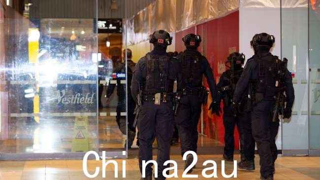 Westfield Marion 被封锁周日下午,两群年轻人之间爆发了一场斗殴。图片:Brett Hartwig/澳大利亚新闻集团