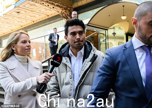 达维拉(周一悉尼法院外的中锋)被指控向队友支付高达 10,000 美元,以确保他们在比赛期间收到黄牌