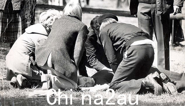 1976 年波特曼马术比赛中,安妮公主从马上摔下来后失去知觉,然后马滚到了她身上