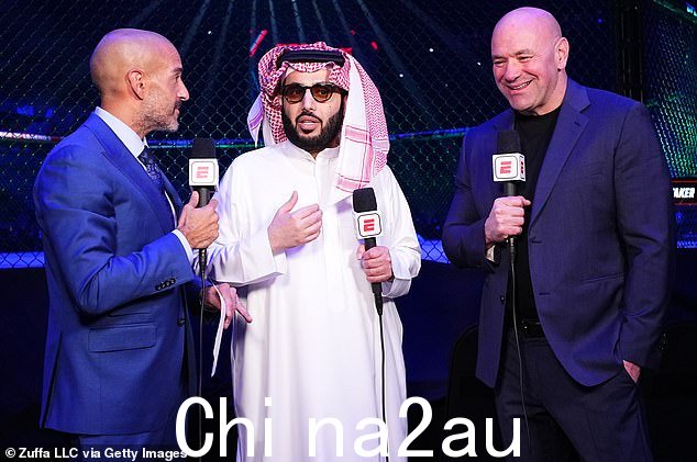 Dana White(右)和沙特阿拉伯娱乐总局主席 Turki Al-Sheikh(中)对此次活动感到满意