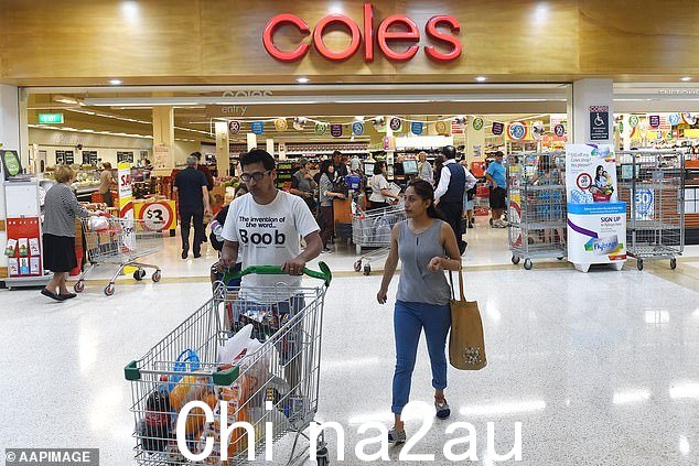 审核结果旨在为农民和住户提供更好的价格优惠。图为 Coles 外的购物者