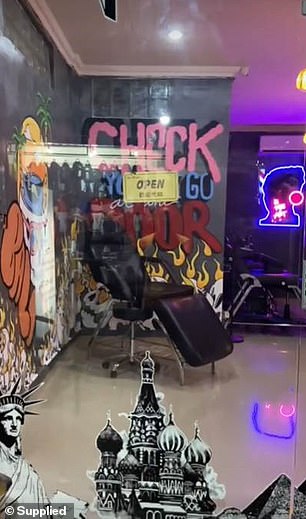 纹身工作室的工作人员说,这些人用椅子砸碎了玻璃冰箱