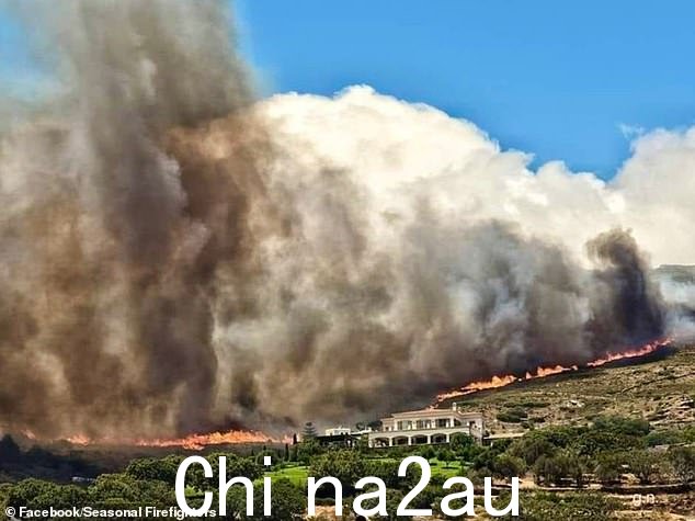 上周拍摄的照片中,安德罗斯岛别墅附近的野火上空浓烟滚滚