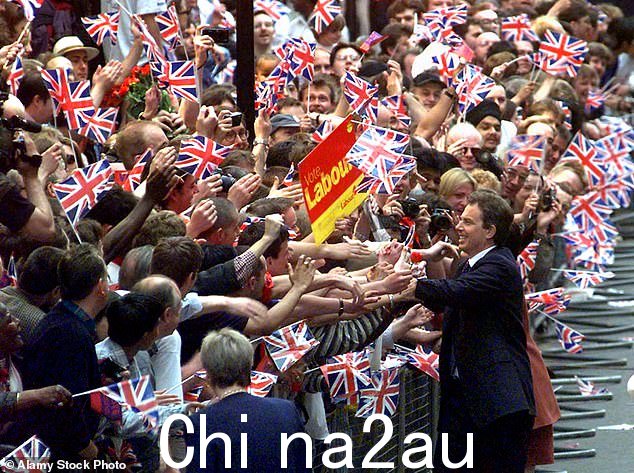 托尼·布莱尔 (Tony Blair) 在 1997 年工党取得历史性压倒性胜利前一周在竞选活动中被围攻