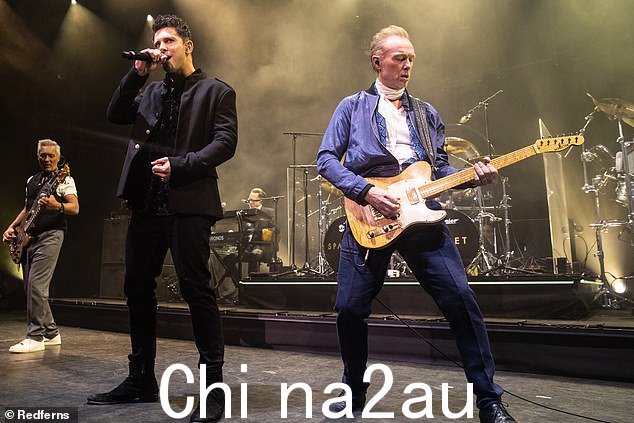 Martin Kemp(左)、Ross Davidson(中)和 Gary Kemp(右)于 2018 年 10 月 29 日出现在伦敦 Eventim Apollo 舞台上