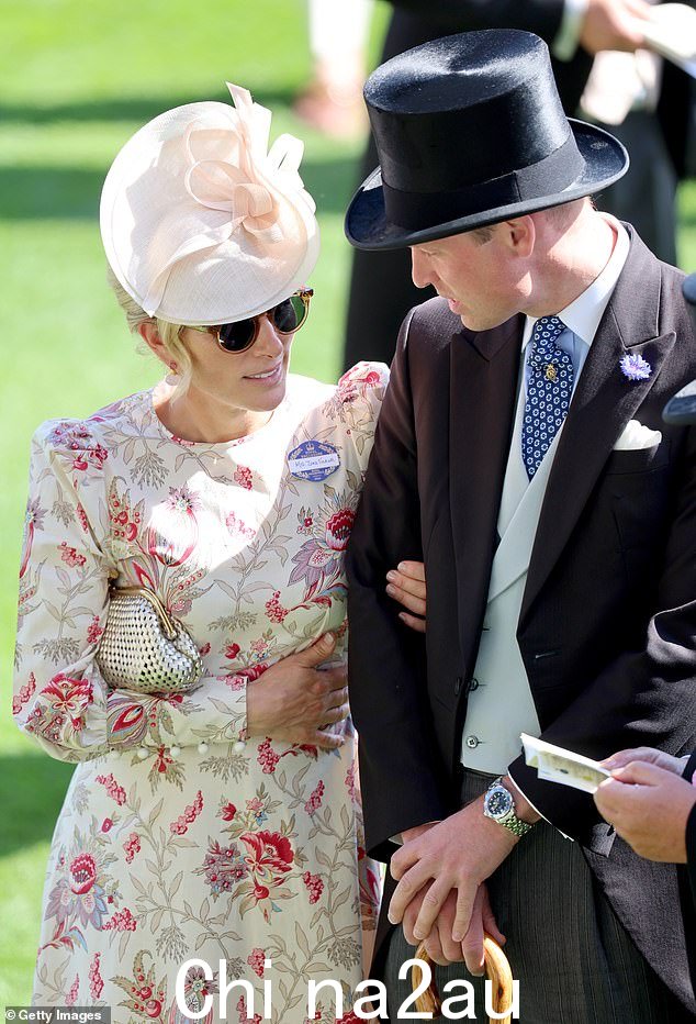当扎拉·廷德尔 (Zara Tindall) 在皇家赛马会探望她的表弟时,威廉王子与她分享了一个温柔的时刻