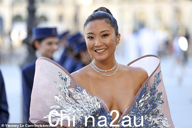 阿什莉将她的深色头发重新梳成卷曲的马尾辫,最后用一系列项链和悬挂的钻石耳环闪闪发光,完成了这一造型