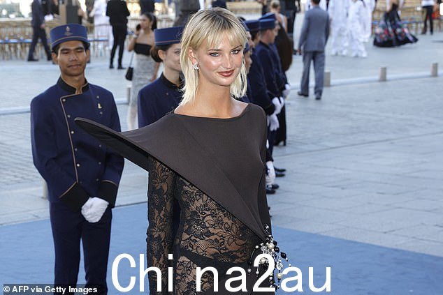 她的服装还采用了两块引人注目的 3D 镶片,强调了她纤细的腰部和串珠细节