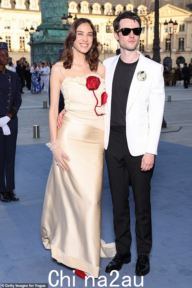艾里珊·钟 (Alexa Chung) 和汤姆·斯图里奇 (Tom Sturridge) 周日晚上抵达法国首都旺多姆广场的《Vogue World: Paris》巴黎版,这是一对非常时尚的搭配
