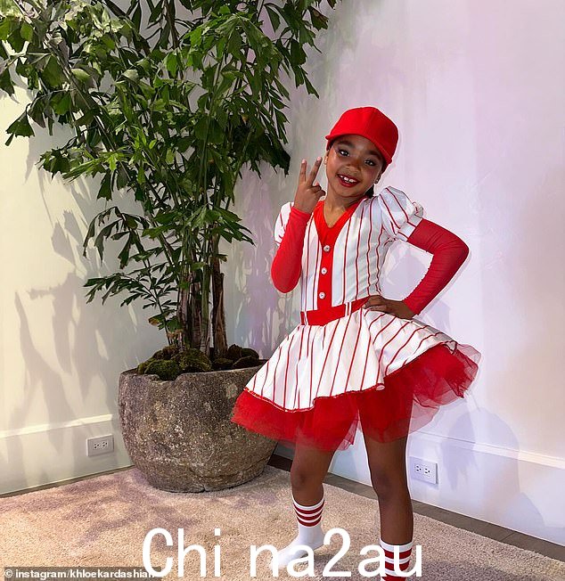 小女孩们在两个班级穿着两套服装 - 粉色套装搭配芭蕾舞短裙,红白条纹棒球主题服装搭配配套帽子