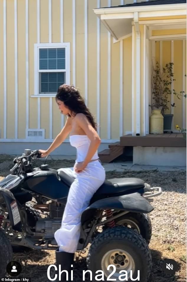 Khy 服装品牌由凯莉·詹纳 (Kylie Jenner) 与她的妈妈克里斯·詹纳 (Kris Jenner) 以及流行文化的詹斯 (Jens) 和艾玛·格雷德 (Emma Grede) 合作,推出衣柜基本款、主打单品和投资单品