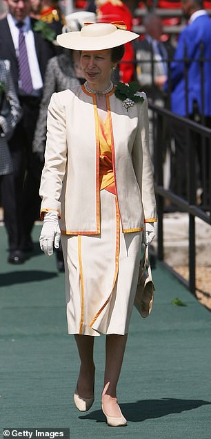 2008 年切尔西皇家医院建国日游行上,长公主检查养老金领取者的制服