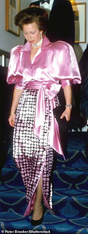 安妮第一次穿着这件缎面连衣裙出席 1984 年在格罗夫纳别墅酒店举行的英国电影和电视艺术学院奖颁奖典礼