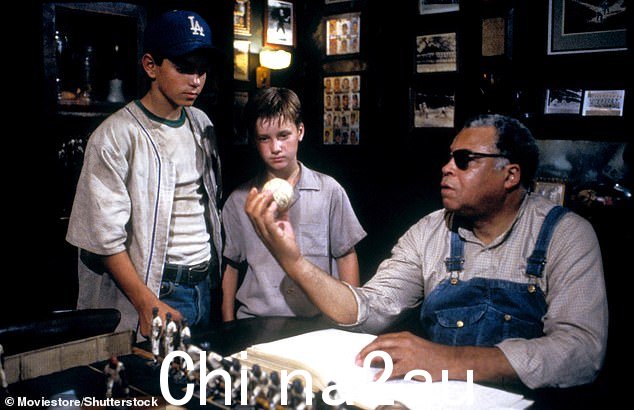 Mike Vitar、Guiry 和 James Earl Jones 出现在 1993 年著名电影的场景中