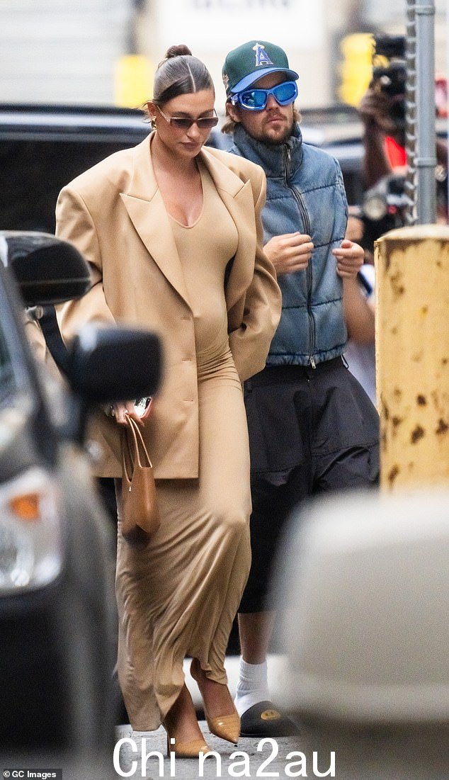 去年秋天,Hailey 承认她和丈夫经常穿着不匹配的款式,并告诉 GQ Hype:“这很有趣,因为我看到很多人都在谈论这个”
