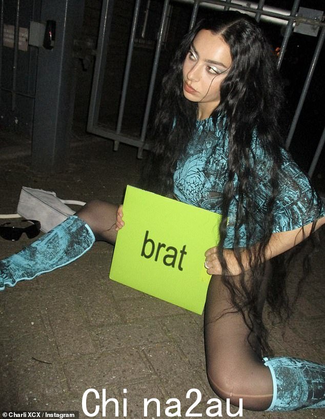 Charli 的第六张录音室专辑《Brat》赢得了好评如潮,首次亮相就成为“年度最受好评的唱片”,超过了碧昂丝的牛仔卡特和泰勒的最新唱片《The Tortured Poets Department (TTPD)》class=