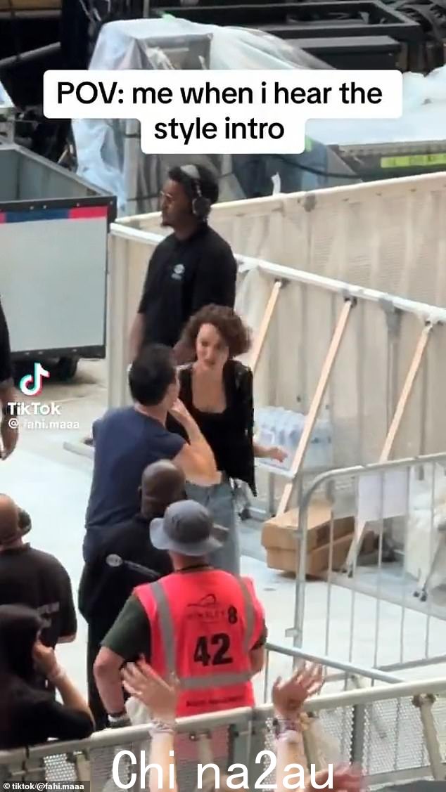 菲比·沃勒-布里奇 (Phoebe Waller-Bridge) 和她在《伦敦生活》(Fleabag) 中的搭档安德鲁·斯科特 (Andrew Scott) 被发现跑回泰勒·斯威夫特 (Taylor Swift) 演唱会的 VIP 帐篷,这样他们就不会错过她演唱的歌曲《Style》