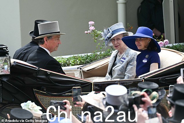 Anne 与 Sarah Chatto 女士和对面丈夫 Tim Laurence 爵士上周四在阿斯科特赛马会