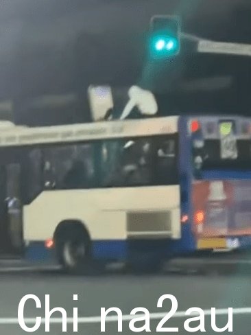 悉尼的年轻人参与了这一非法趋势,周日流传的另一段活动视频。图片:Instagram/@creaturesofmanly