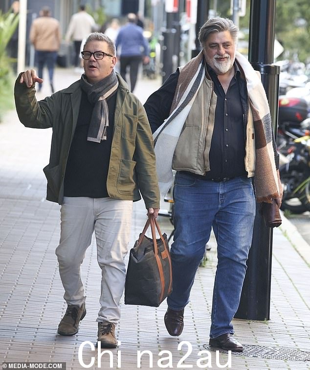 马特·普雷斯顿 (Matt Preston),62 岁(右)和加里·梅希根 (Gary Mehigan),57 岁(左)周一,前《厨艺大师》澳大利亚评委在悉尼第七频道办公室重聚,他们似乎站在了世界之巅
