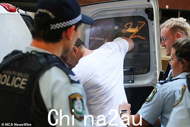 罗伯茨在被带走时愤怒地敲打车窗(如图)