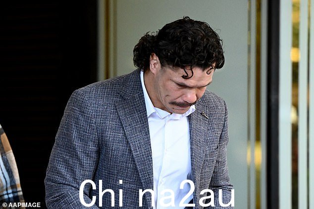 詹姆斯·罗伯茨(周二在法庭外拍摄)承认给前任打电话 33 次,尽管根据 AVO 条款被禁止与她联系