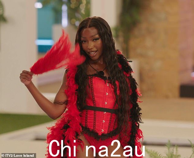 Mimii Ngulube 穿着红磨坊风格的红色紧身胸衣,用羽毛作为道具走上舞台,戏弄男性岛民