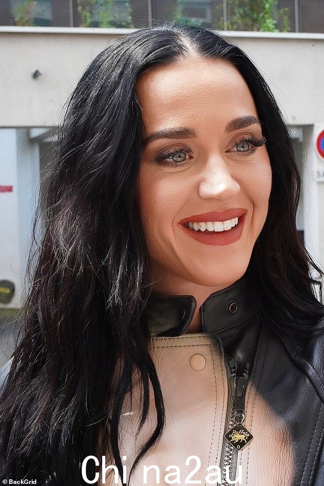 Katy 的 NRJ 之旅是在她惊喜地出现在巴黎时装周《Vogue World》T台上之后进行的