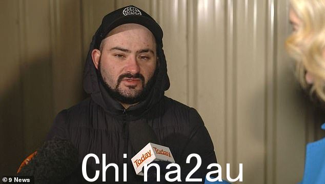 Corey 在看到他的侄子躺在地上后砸碎了单位的一扇窗户