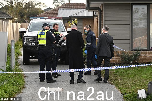 周二,警察和法医在墨尔本布罗德梅多斯的单位看到