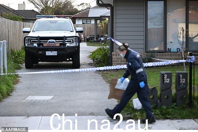 法医人员到达封锁的房产