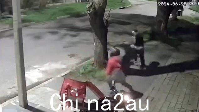有一次,其中一名身着灰色衣服的罪魁祸首似乎被砍刀击中和砍伤了至少一次,并开始尖叫