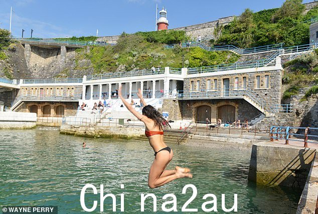今天早上,一名妇女在炎热的天气中在德文郡的普利茅斯锄头跳入水中