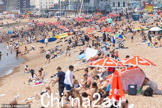 日光浴者今天在热浪中享受东萨塞克斯布莱顿海滩的温暖天气