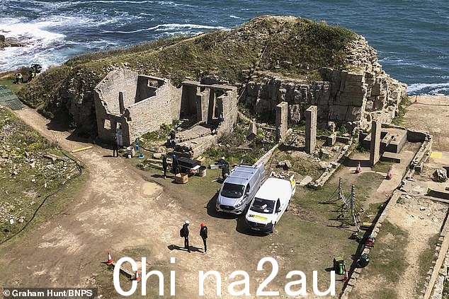 一位老年漫步者在西南海岸步道上行走时,在丈夫面前从 70 英尺高处坠落身亡(如图:温斯皮特采石场的紧急服务)