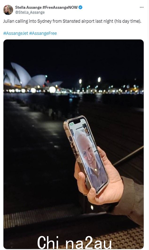 周二早上,斯特拉在 X 上分享了一张她丈夫周一从斯坦斯特德机场给她视频通话的照片