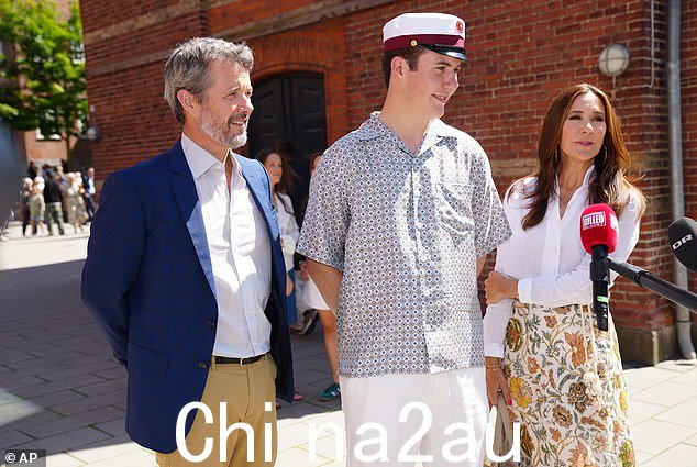 玛丽穿上一件挺括的白色亚麻衬衫,将其塞进一条彩色奶油色花卉图案裙子中,并系上一条细绳式腰带