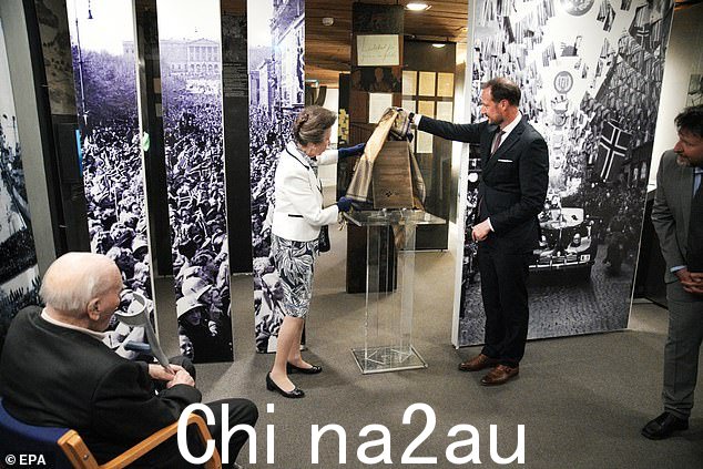 5 月 22 日:安妮和挪威王储哈康 (C-R) 揭幕赠送给挪威后方博物馆的牌匾