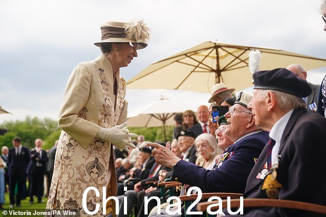 5 月 17 日:在白金汉宫举行的勿忘协会年度花园派对上,长公主与二战退伍军人交谈