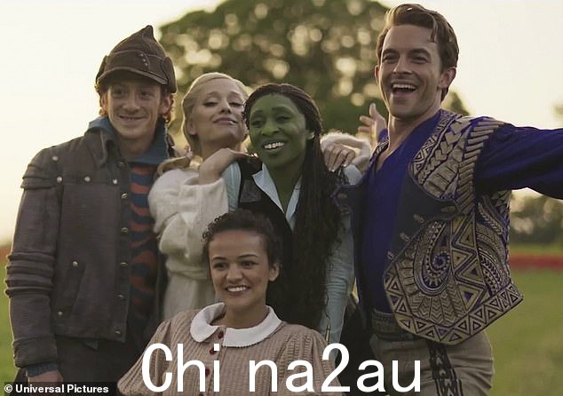 粉丝们接下来可以在 Jon M. Chu 改编的 2003 年百老汇音乐剧 Wicked 的大银幕中看到这位流行歌星饰演的格琳达·厄普兰 (Glinda Upland) 和她现实生活中的男友伊森·斯莱特 (Ethan Slater)(左)