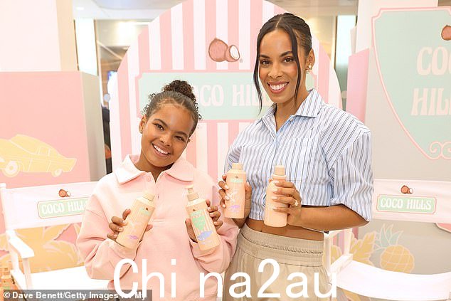 在 Rochelle 的生活方式品牌 My Little Coco 推出 Coco Hills 时,母女俩手拿沐浴露和护发瓶,笑容满面
