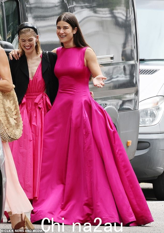 罗比还有四个孩子,其中包括女儿奥利弗,她于 2022 年在一场众星云集的婚礼上喜结连理(奥利弗,R 和罗莎蒙德,L 在她的婚礼当天合影)