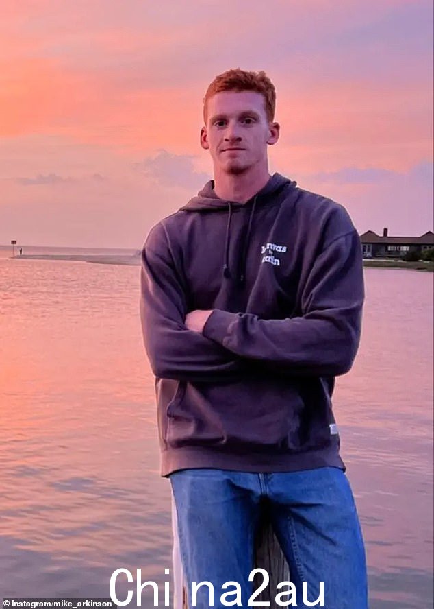 Timberlake '被拦下并建议不要开车'萨格港警官 Michael Arkinson,23 岁(如图)