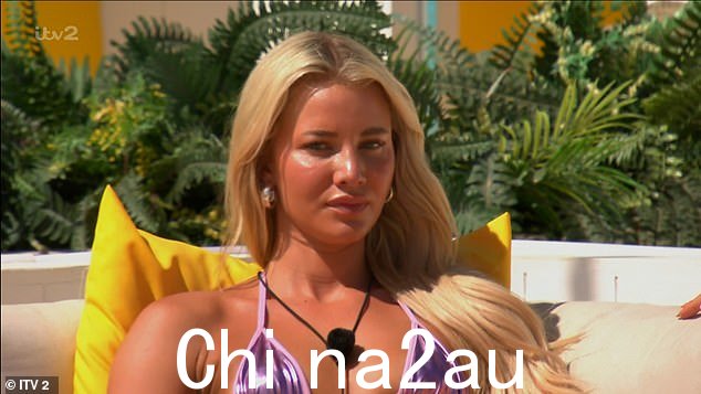 ITV2 观众对 25 岁的格蕾丝感到困惑,她在剧集早些时候告诉 28 岁的重磅炸弹,她表现得很困惑,她愿意结识他,因为她并没有与 33 岁的乔伊·埃塞克斯隔绝” class=