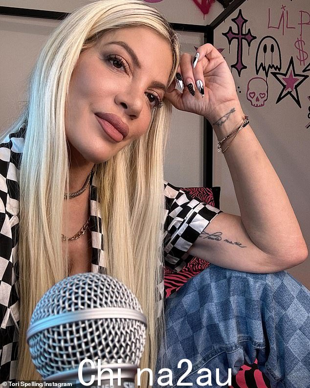 Tori Spelling 上周五向她的每周 iHeart Radio 播客拼写错误的听众提出挑战,要求她问“任何事情”,多亏了她,她会“对此有很好的幽默感”脸皮很厚'