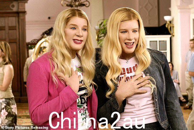 当另一位听众说 Tori 类似于 2004 年喜剧《White Chicks》中的“伪装的马龙和肖恩·韦恩斯”时,她只是简单地说:“公平”