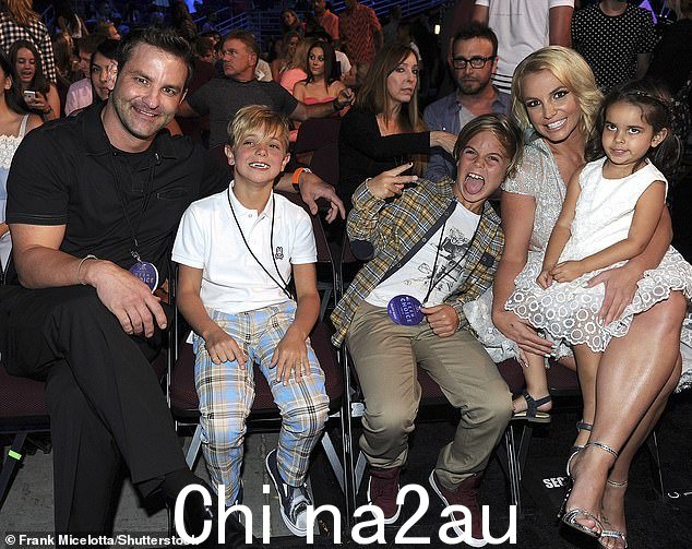 Bryan 在 2015 年青少年选择奖上与 Jayden、Sean、Britney 和他的女儿 Lexie 合影