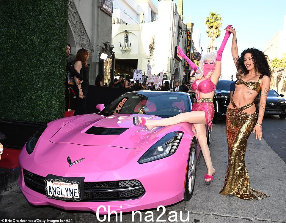 Halsey 勇敢地与这位出生于波兰、在 WeHo 长大的 73 岁老人紧紧地握着爪子,她的左腿搁在跑车的引擎盖上,摆出了尴尬的姿势