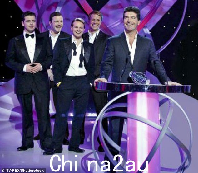 凭借 One Direction 和 Westlife 获得全球成功的 Simon 决心改变在一个新项目中,他为新乐队进行试镜(2004 年与 Westlife 合影)